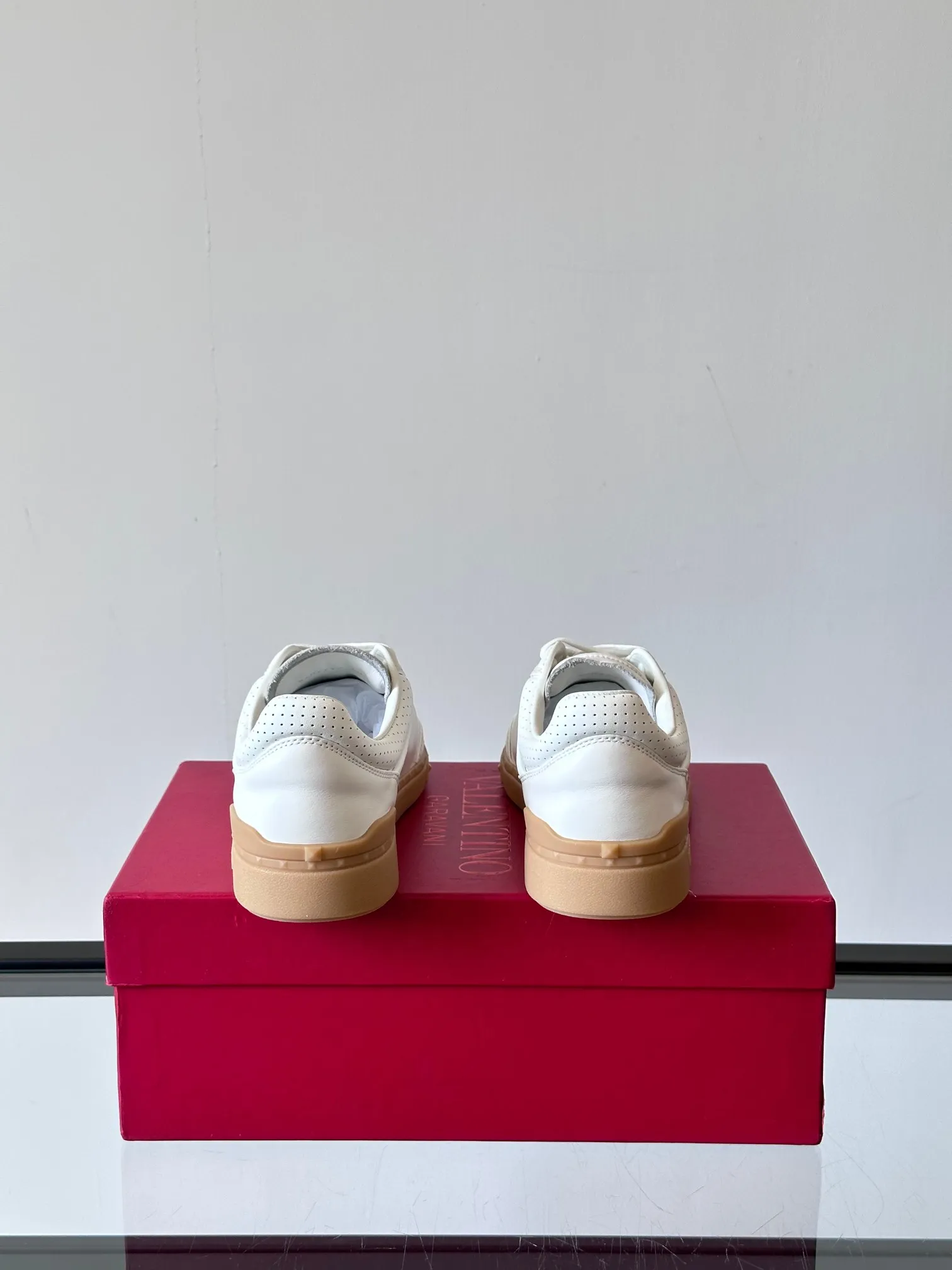 Factory price: 438💰Original quality, top version on the market VALENTINO (Valentino) latest fashion week catwalk [couples 👫 model], unique design, fashionable family specializes in slim feet🔥A fashion product of Baita [strong] Fabric: The toe is made of high mercerized triangular grain cowhide and A-grade full-grain cowhide, original lasting process Inner lining: cowhide lining + men's shoes 💰U hanging mesh feet, heels and tongues decorated with VaIentin* shallow relief oversized rivets Size: 38-44, customized 45